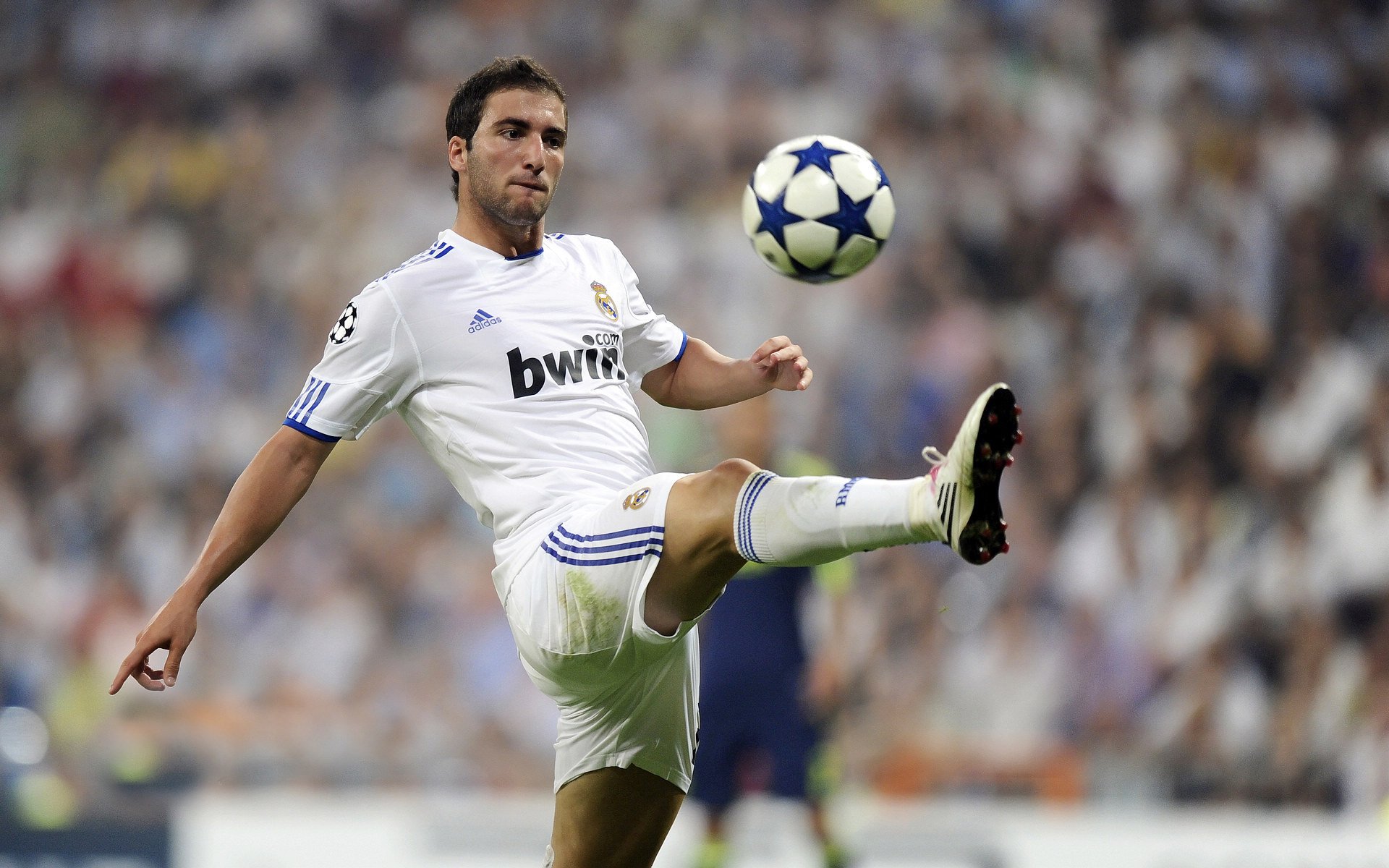 跨越大洋的尖刀,詹姆斯如何在上海滩的灯光下持续制造杀伤