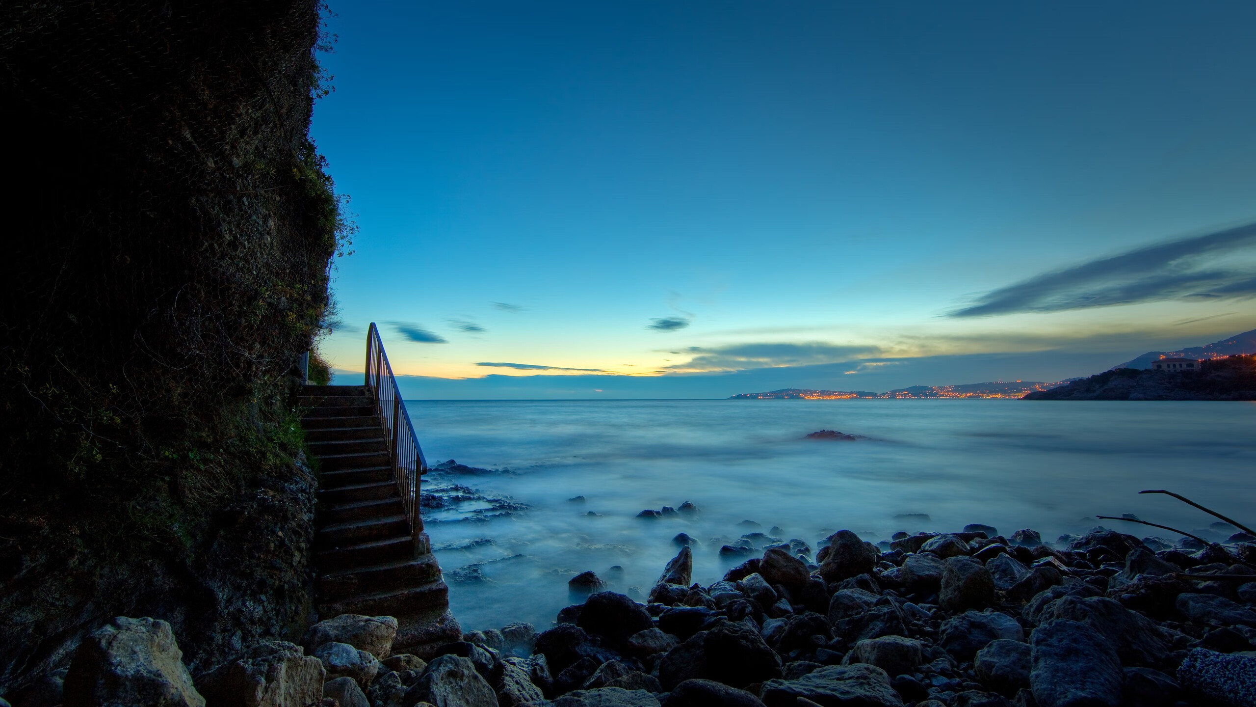雨夜阴影,阿拉巴的十四分钟与那片完全无解的草皮