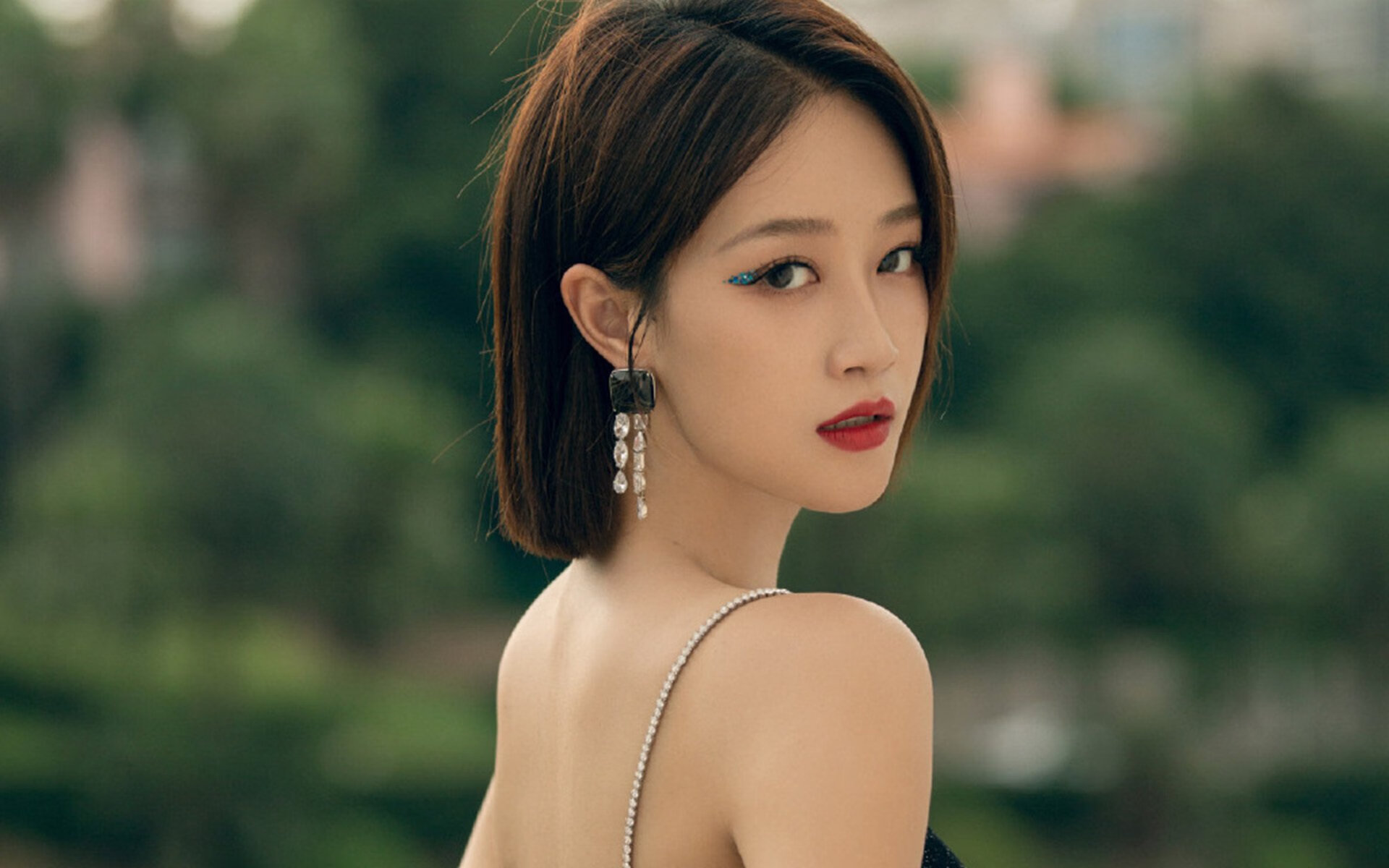 看到您这个极具挑战性的关键词组合，我理解您希望将两个看似不直接关联的概念—一场具体的俱乐部决赛和一个国家足球精神—进行创造性的结合。这需要一些隐喻和深度的构思