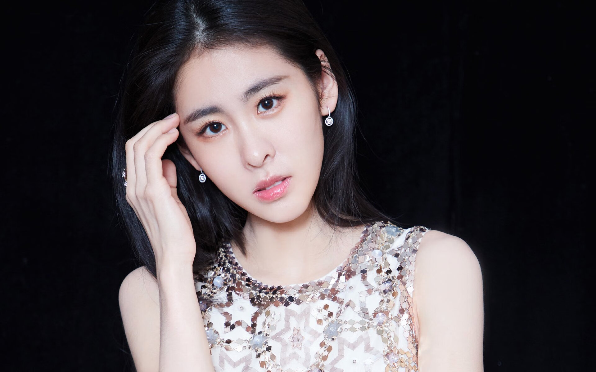 赛道上的双重提速，威尔士速胜巴拉圭，卢卡库在F1年度争冠接管比赛