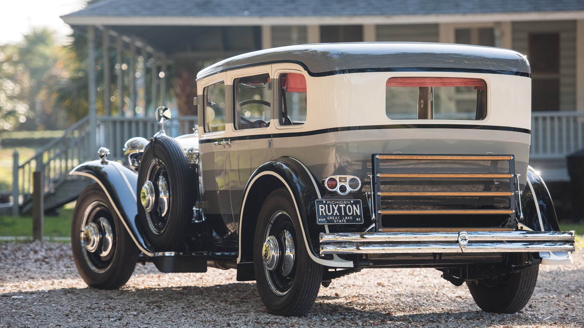 赛道与球场间的急转弯,当坎特在F1接管比赛时,牙买加正在加时击败芬兰